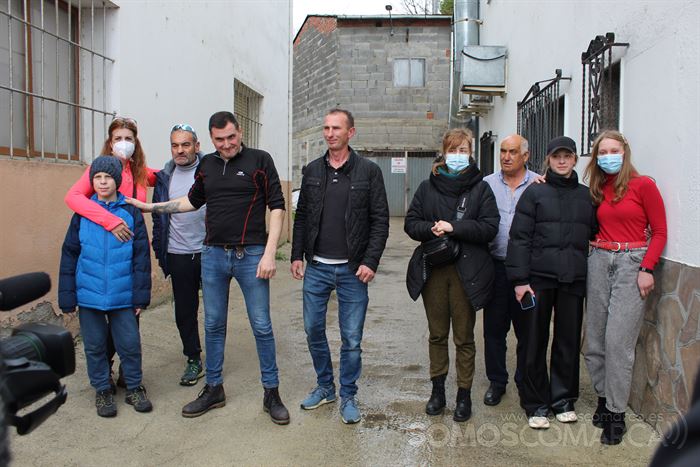 Algunos miembros de la expedicion, junto a varios de los refugiados