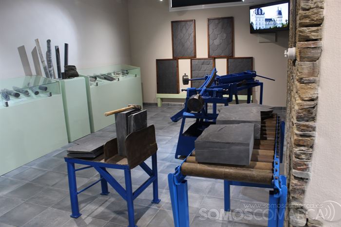 Material de elaboración de pizarra de los años 70. Al fondo, una pantalla muestra el proceso actual