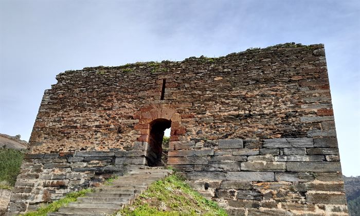 Torreón en ruinas del Castillo de Os Novais