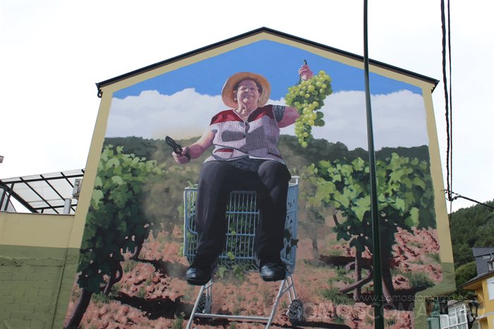 Yoseba MP ya pintó en 2020 un mural en Quiroga dentro de la serie de las 'Superabuelas'