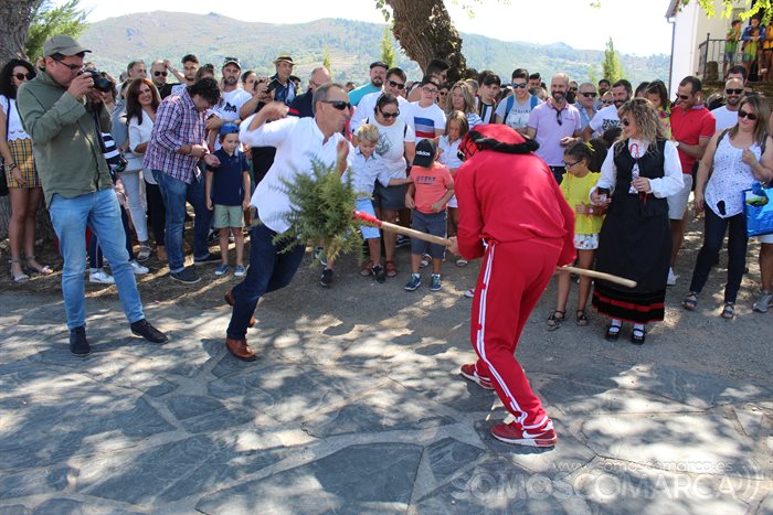 Tras la procesión, el Meco inicia un curioso juego con los presentes. Imagen de la edición de 2019