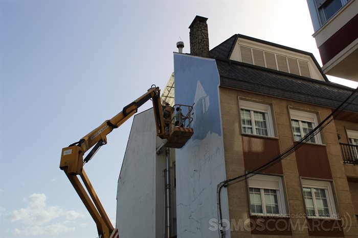 Yoseba MP comenzó a pintar un mural sobre A Ermida en Quiroga (2)