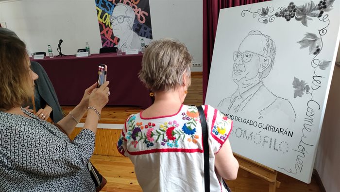 Exposición de Florencio Delgado Gurriarán no IES Cosme López da Rúa (1)