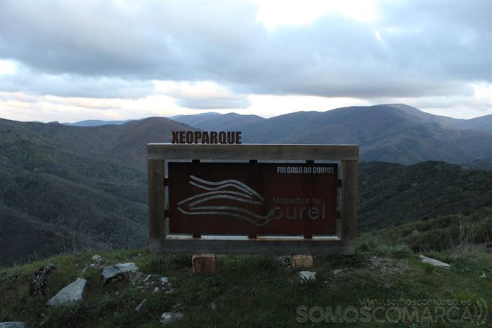 Cartel del Geoparque en un mirador sobre la Devesa da Rogueira, en O Courel