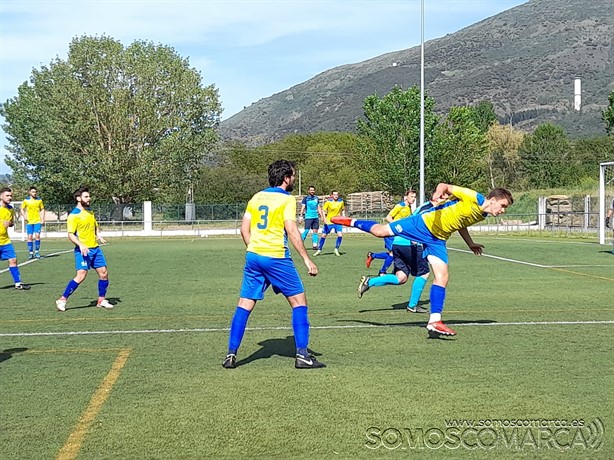 somoscomarca_refugiados_ucrania_deporte_cdarua_jugadores_entrenamiento_2022_05_27
