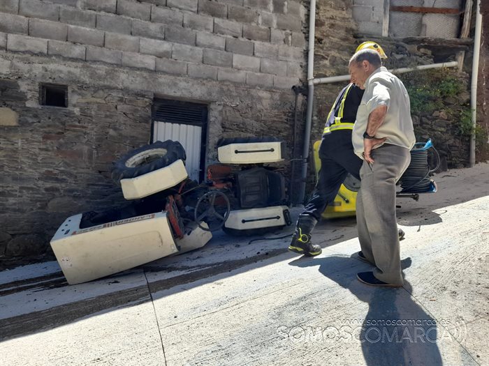 somoscomarca_carballeda_accidente_tractor_vuelco_2022 (2)