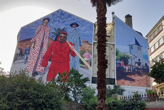2 El nuevo mural sobre la romería de A Ermida está en la Rúa Saa y es visible desde el parque de la Iglesia