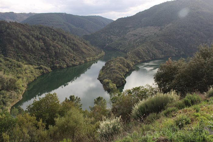 1 Meandro junto a la aldea de A Cubela, que se levanta sobre depósitos sedimentarios