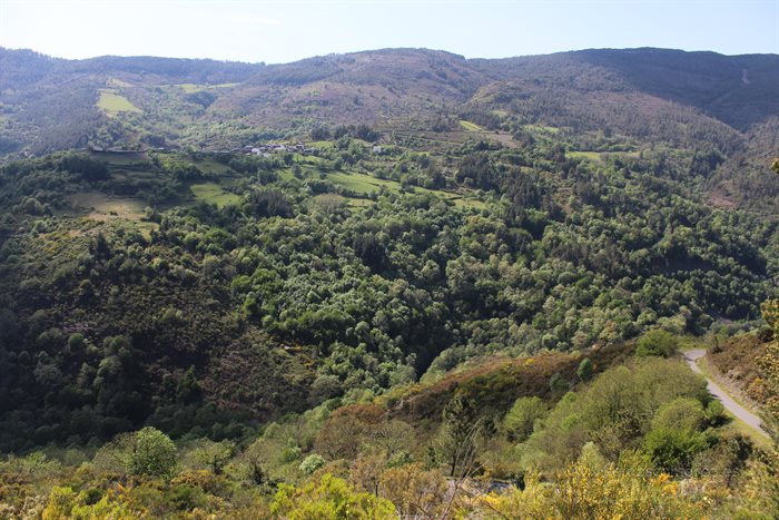 Un paisaje de O Courel, con la aldea de Vilamor, Folgoso do Courel, en lo alto