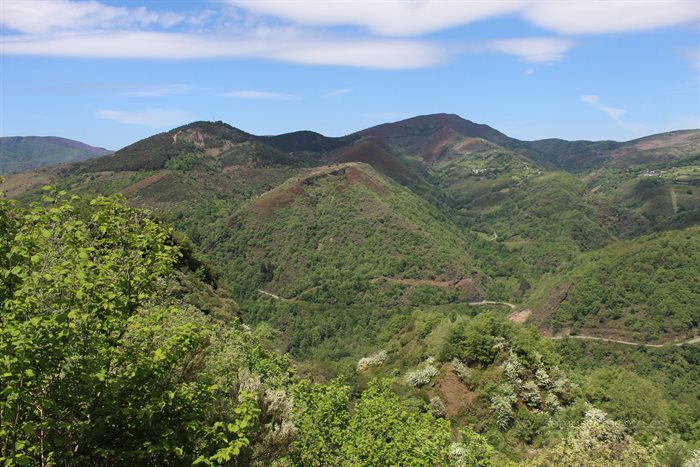 5 El socavón de la Mina de A Toca (en el centro) visto desde el 'xeomiradoiro' de Mostaz
