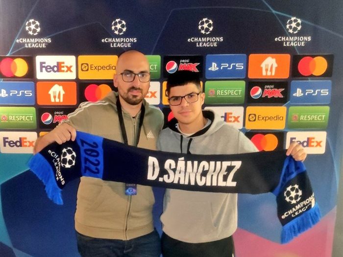  Juan Manuel Serrano  entrena jugadores en el mundial FIFA e-sports (3)