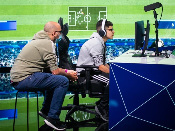  Juan Manuel Serrano  entrena jugadores en el mundial FIFA e-sports (4)