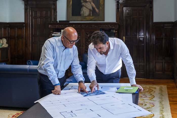 Manuel Baltar e Álvaro Fernández estudan os planos da nova sede da Deputación en Valdeorras