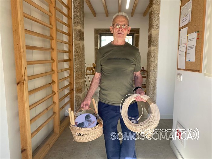 Ángel con los trabajos realizados y una madeja de mombre
