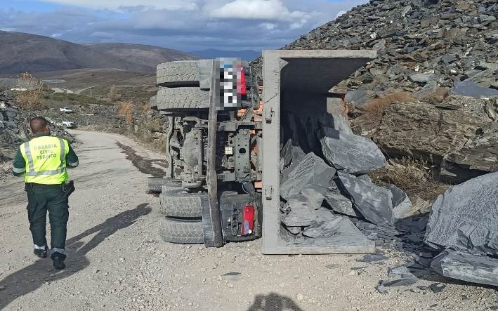 somoscomarca_pusmazan_accidente_vuelco_camion_pizarra_2022