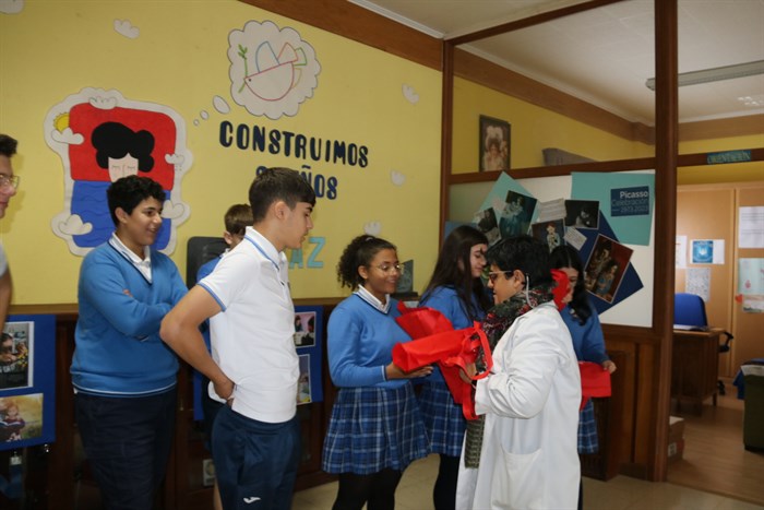 Ángeles Terrón premiando a unos alumnos por su implicación