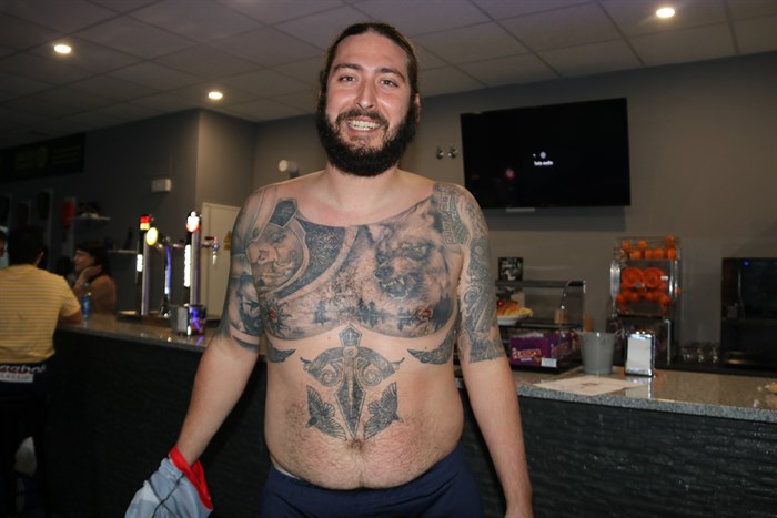 Adrian, más de un metro de melena (7)