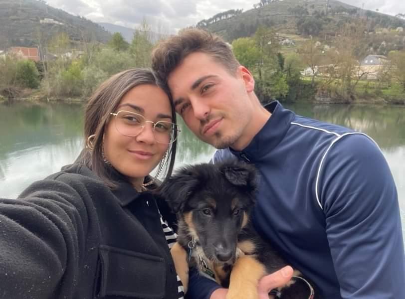 Arias y su pareja, Alba, en el paseo del Malecón de O Barco