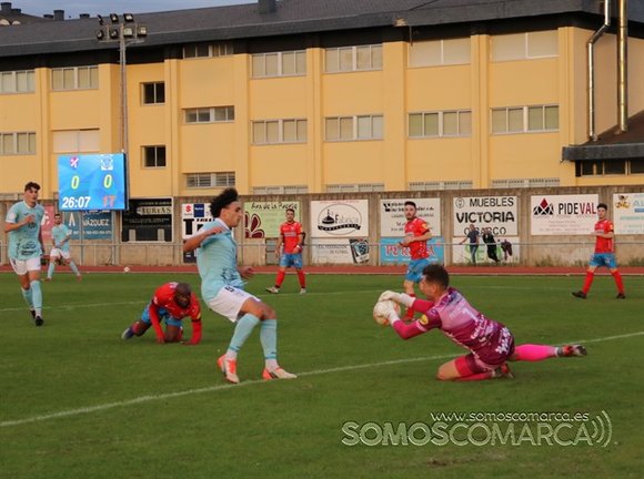 Arias detiene un balón en el partido entre el Barco y el Viveiro