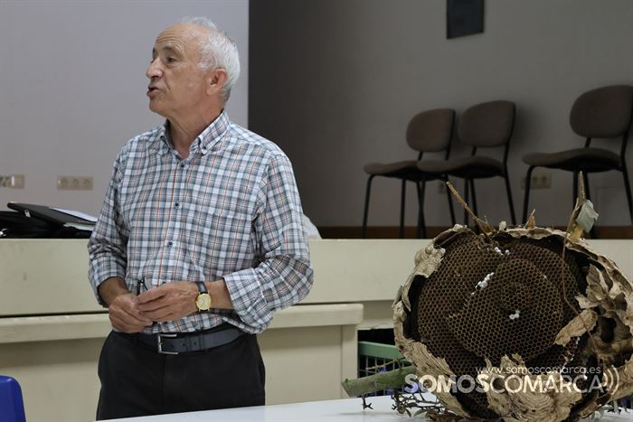 somoscomarca_202331007_vilamartin_apicultores_charla_velutina_josemanuelseijo_armandorodriguezlosada (5)