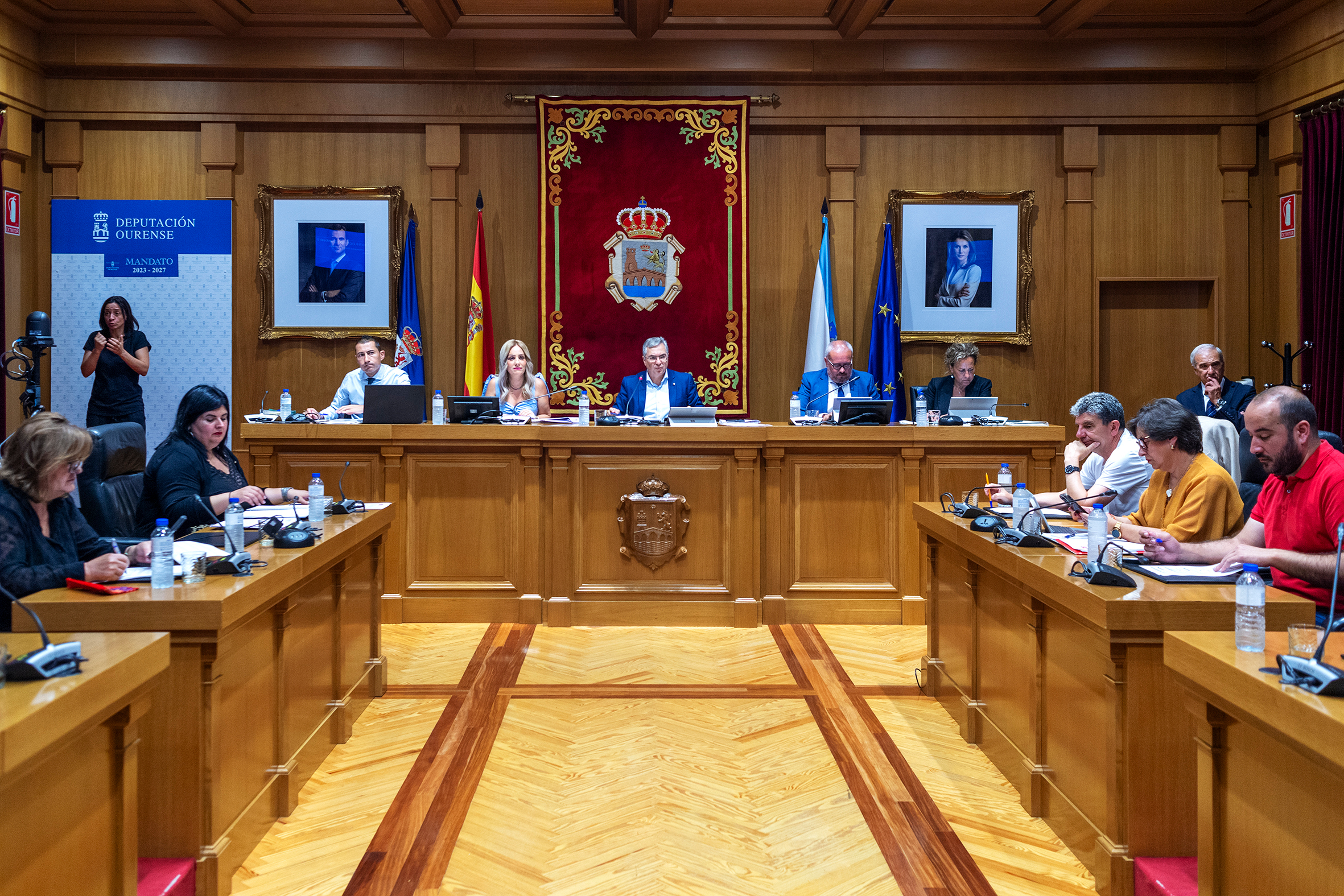 Pleno ordinario da Deputación Ourense correspondente ó mes de xullo. Asisten Luís Menor Pérez (Presidente Deputación); Marta Nóvoa Iglesias (VicePresidenta 1ª); Cesar Fernández Gil (VicePresidente 2º); Placido Álvarez Dobaño (VicePresidente 3º); Rosendo Fernández; Jorge Pumar Tesouro (Deputado PPOU); José Miguel Pérez Blecua (Deputado PPOU); Manuel Seoane Rodríguez (Deputado PPOU); Patricia Torres Madureira (Deputado PPOU); María del Carmen González Quintela (Deputada PPOU); José María Lago Cabo (Deputado PPOU); María Teresa Barge Bello (Deputada PPOU); José Ignacio Gómez Pérez (Deputado PSOE); Elvira Lama Fernández (Deputado PSOE); Diego Fernández Nogueira (Deputado PSOE); Susana Rodríguez Estévez (Deputado PSOE); Marina Vaz Quintillán (Deputada PSOE); Álvaro Vila Araujo (Deputado PSOE); Aurentino Alonso Araujo (Deputado PSOE); Armando Ojea Bouzo (Deputado DO); Gonzalo Pérez Jácome (Deputado DO); Rafael Martínez Cachafeiro (Deputado DO); Bernardo Varela López (Deputado BNG), Xosé Manuel Puga González (Deputado BNG), María José Mangana Guede (Deputada BNG), Mónica Legaspi (Interventora Deputación Ourense) e Juan Marquina (Secretario Deputación Ourense).
