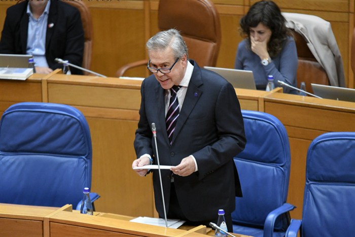 somoscomarca_20251105_santiago_parlamento_debate_hospitalvaldeorras1955