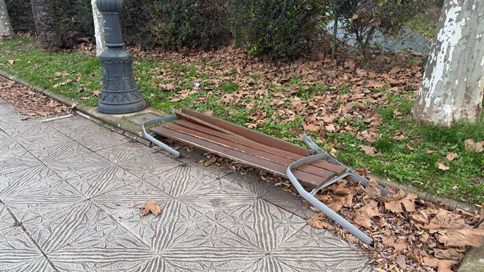 somoscomaca_arua_aguillon_vandalismo_bancosrotos (2)