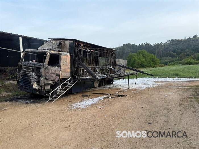 somoscomarca_vilamartin_incendionave_camioncalcinado (1)