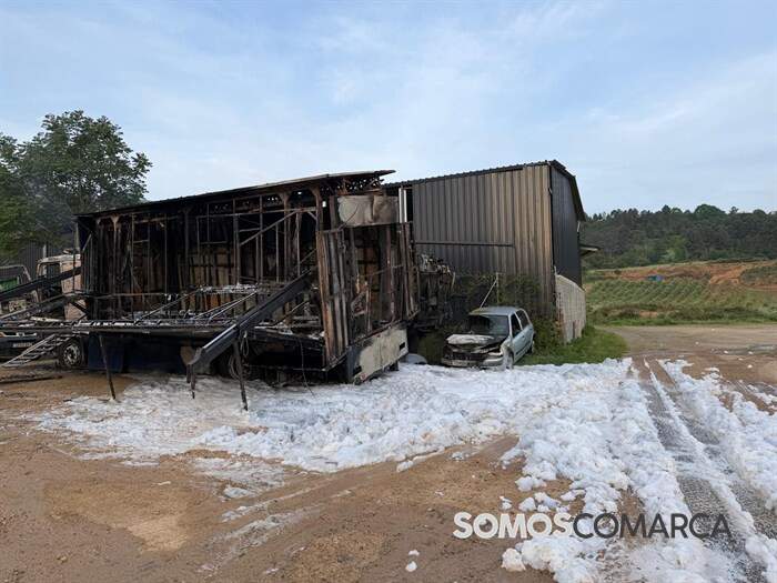 somoscomarca_vilamartin_incendionave_camioncalcinado (2)