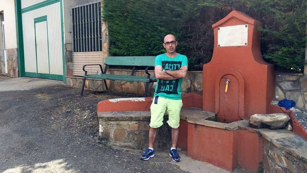 Darío Losada visita cada día ós seus pais en Baxeles