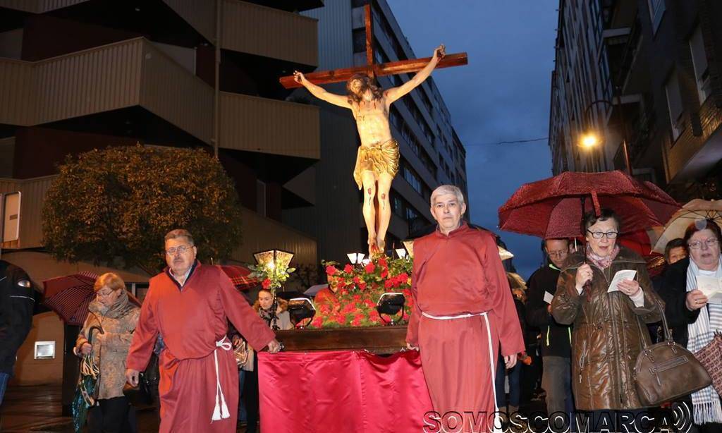Procesión del Cristo de los Ferroviarios por la calle Marcelino Suárez de O Barco