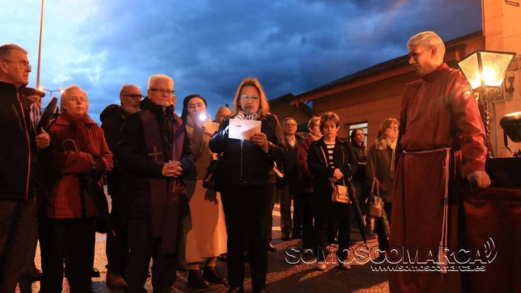 María del Carmen Gago recitando su oda al Cristo de los Ferroviarios en la plaza de la Estación