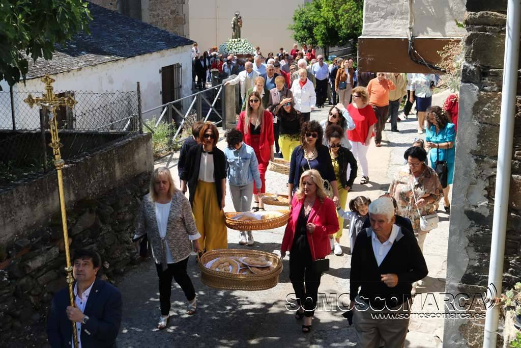 Las roscas casamenteiras abren el paso del santo de Padua