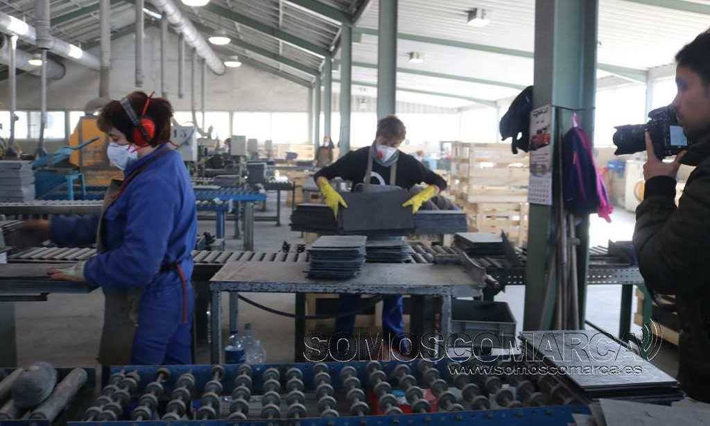 Mujer que desempeña la función de embaladora en la industria de la pizarra