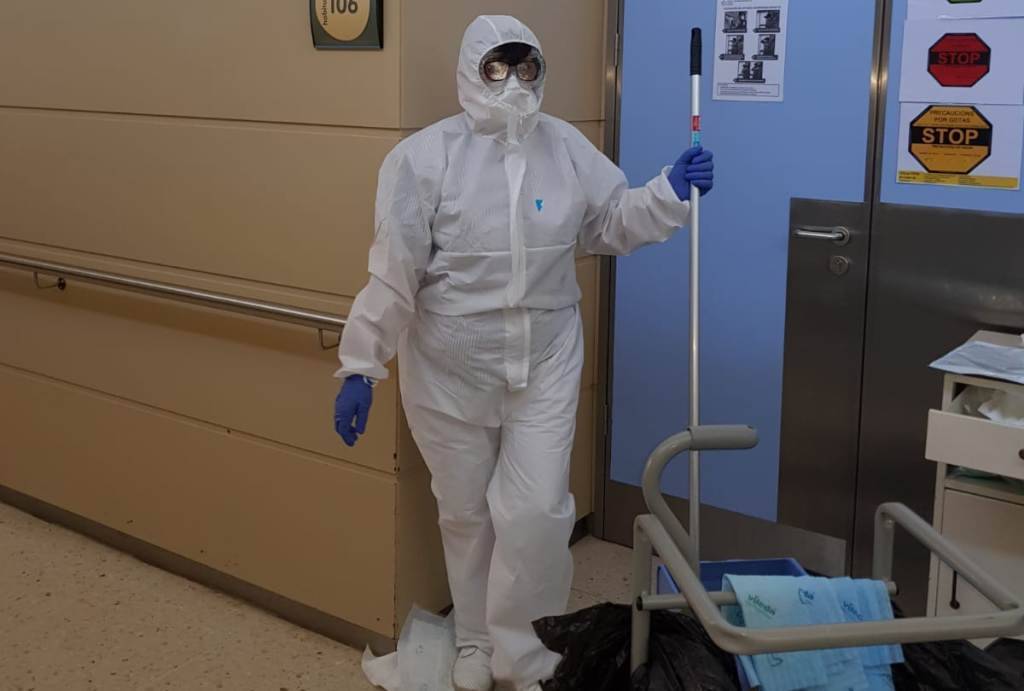 Persona del equipo de limpieza en la planta azul de Covid 19 en el HCV