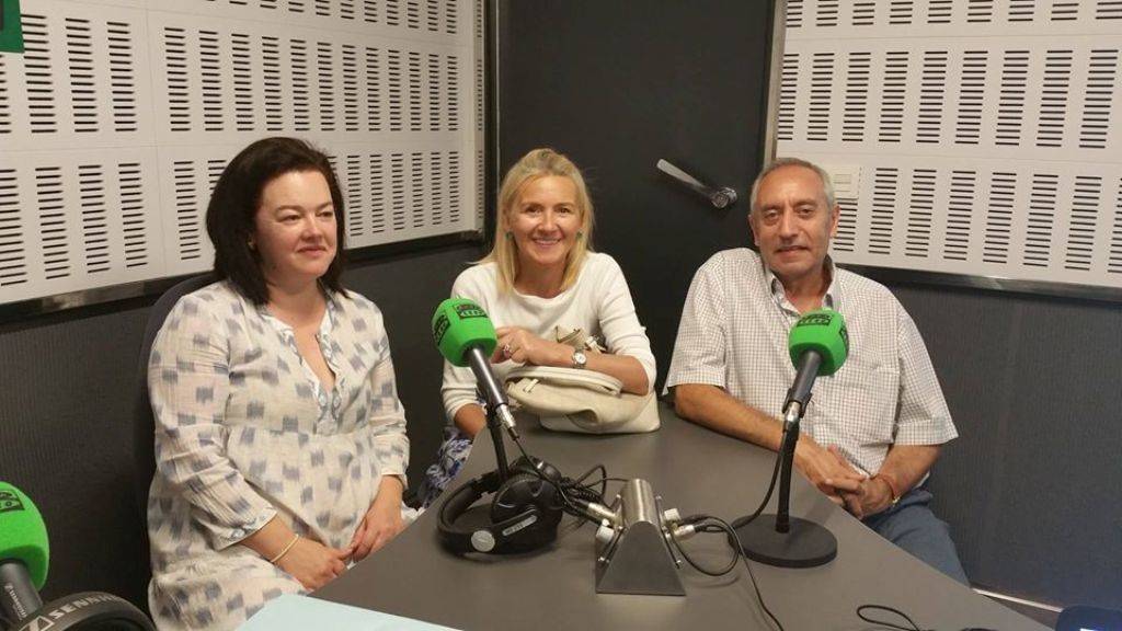 Sabina Aguado, Irene Dacal e Eduardo Gómez na tertulia política de Onda Cero