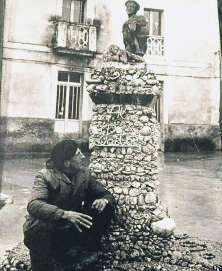 Daniel Mancebo contemplando su obra "El Pastor" ubicada en la plaza de A Veiga