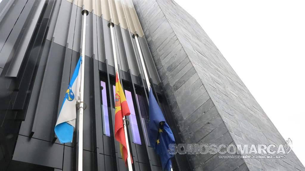 Banderas a media asta en los juzgados de O Barco