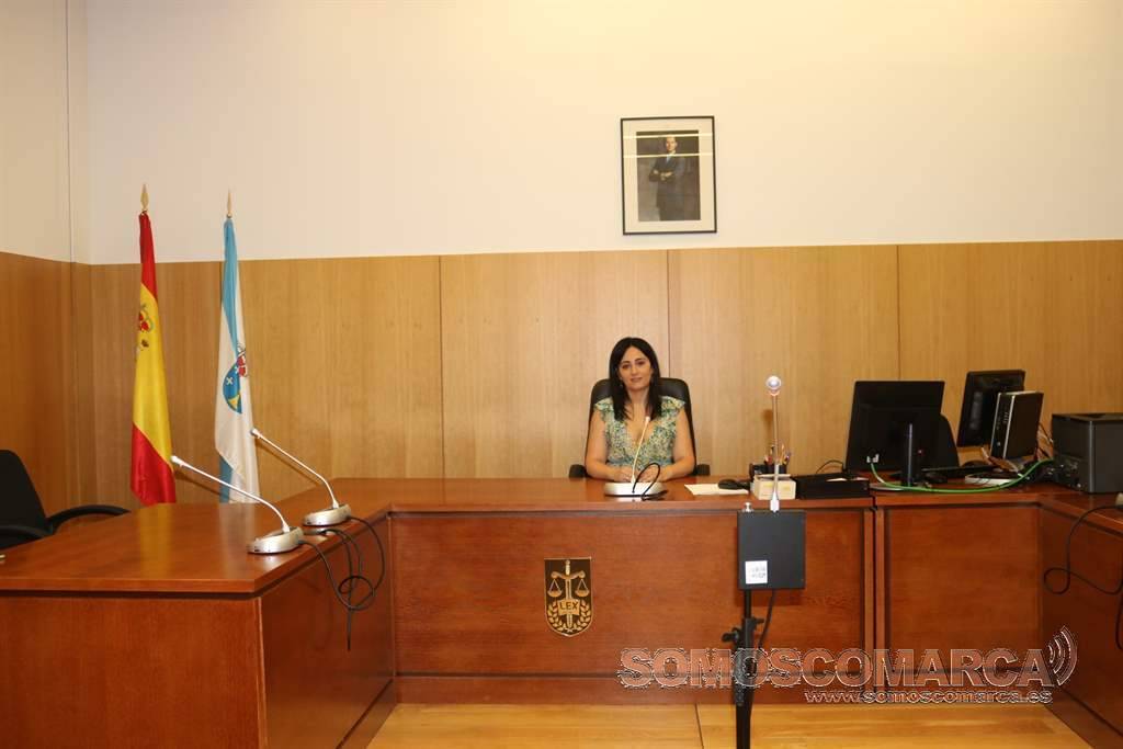 La jueza Nuria Valladares en la sala de plenos del juzgado de O Barco