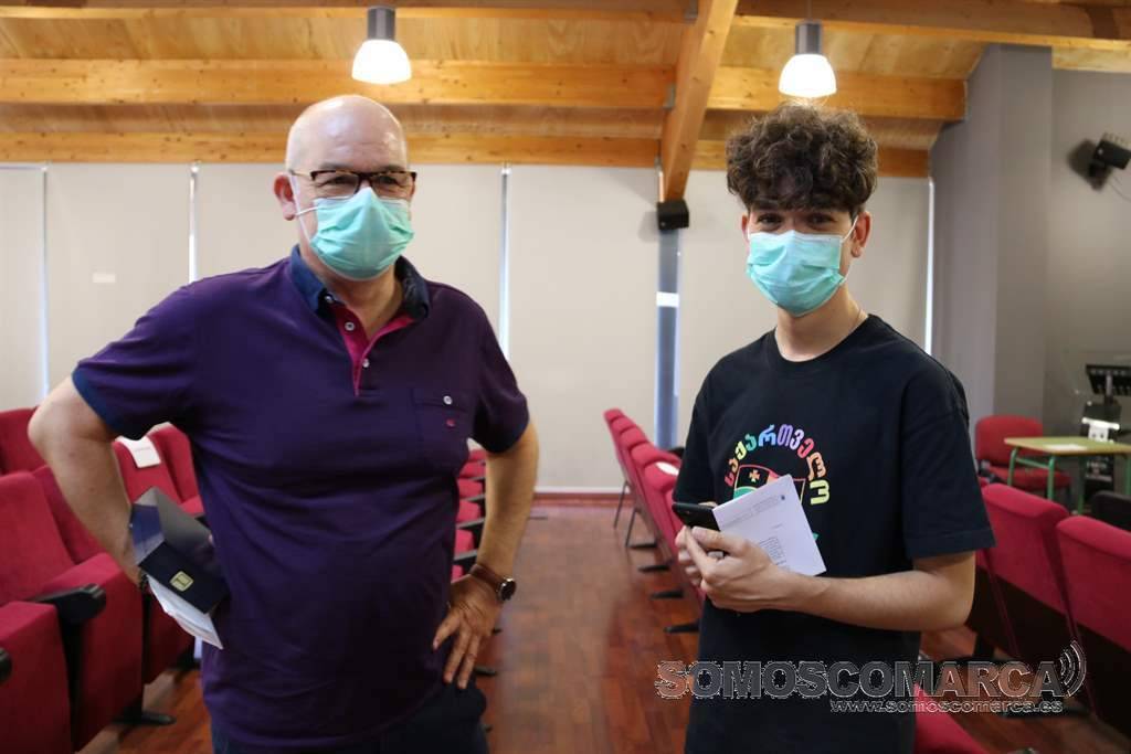 Eladio Santos y su hijo en el pleno de posesión de la concellería del primero