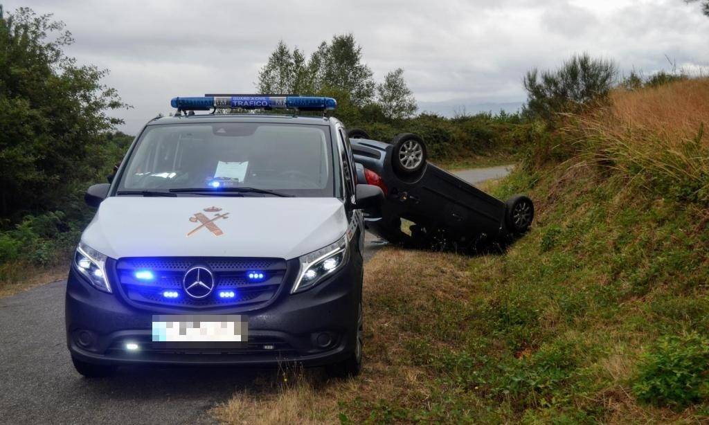 Furgón de atestados de la Guardía Civil de Tráfico en el lugar de Sarreaus