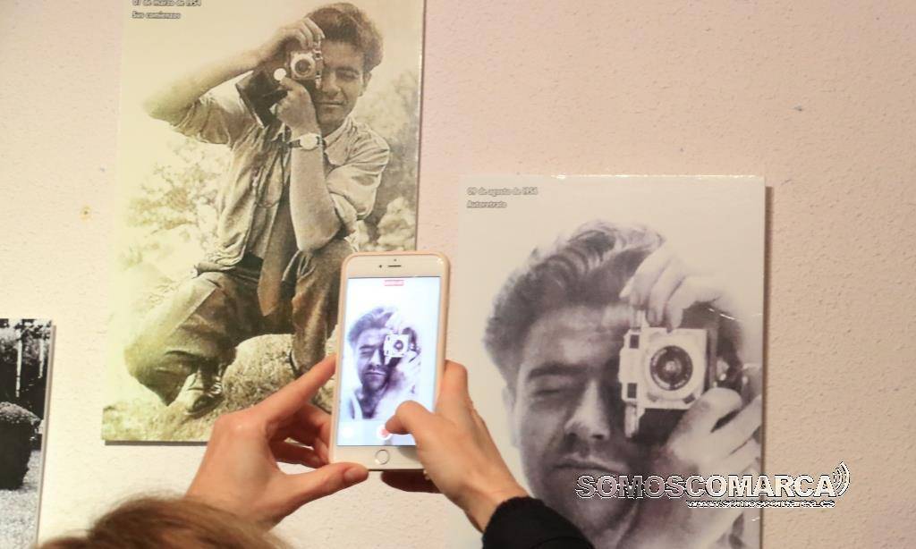 Fotografías de un joven Ramón García en la exposición de fotografia en el Centro Cultural Avenida de A Rúa