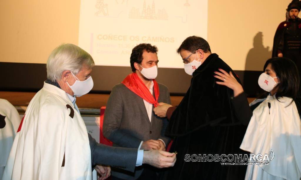El Gran Mestre de la Orden del Camino de Santiago, Miguel Pampín pone el pañuelo rojo a Álvaro Fernández, alcalde de A Rúa