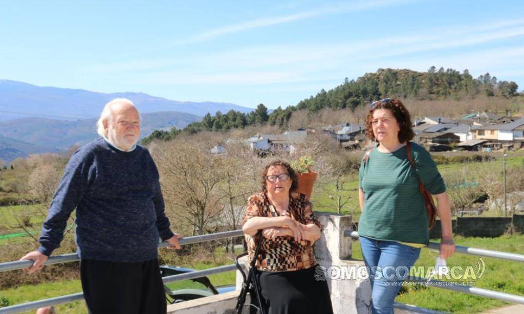 Ramón con su hija y su mujer en la terraza de su casa