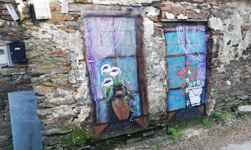 Pinturas en las puertas de una de las calles de Santa Mariña (O Barco)