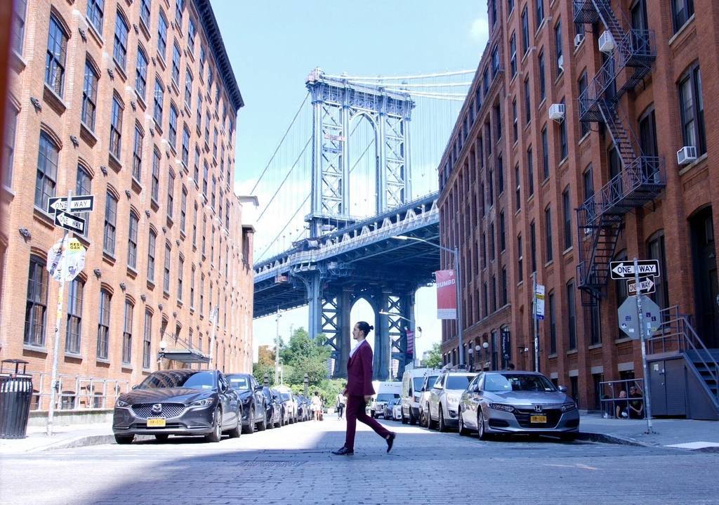 Fabio Álvarez caminado por Time Square