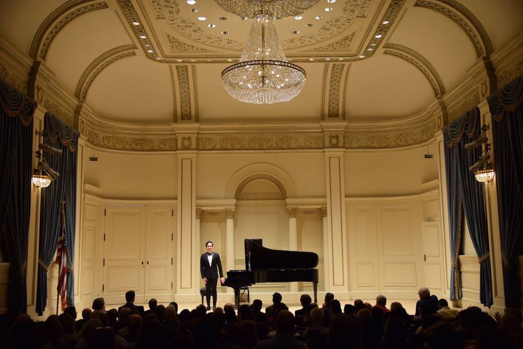 Fabio Álvarez tocando en Carnegie Hall