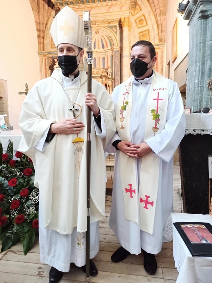 Don Jesús, obispo de Astorga y el párroco Raúl Vega en la fiesta de San Miguel